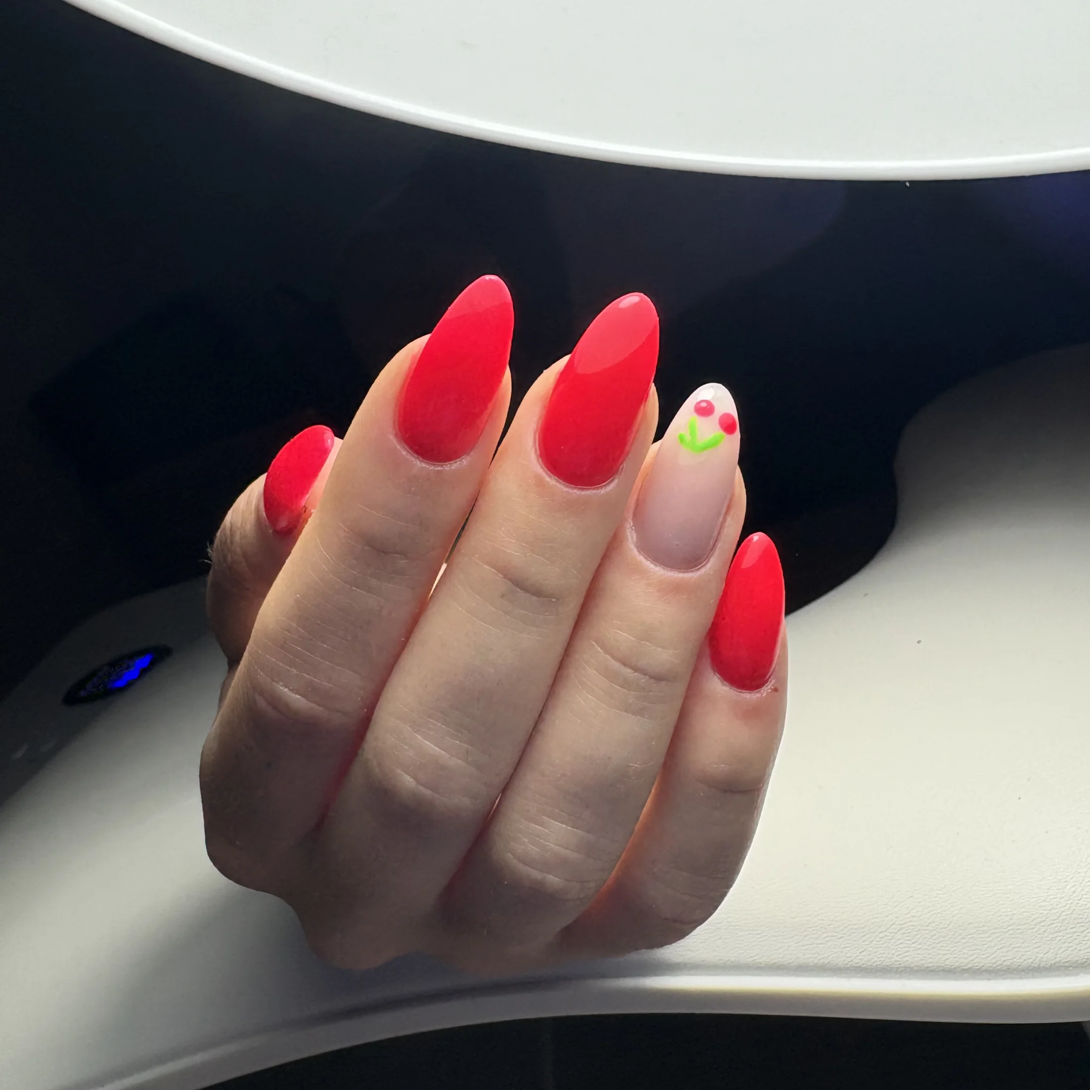 Pose gel avec une jolie cerise